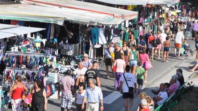Si sposta sul lungomare il mercato di Marina
