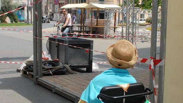 Su Facebook e nei capannelli sul corso vari spunti polemici contro l’iniziativa