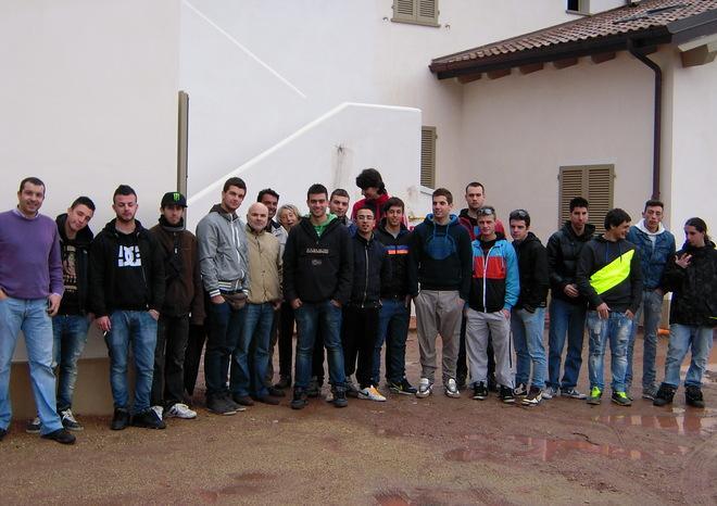 Due classi studiano un casale ristrutturato