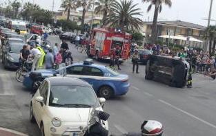 Si cappotta in auto sul lungomare 