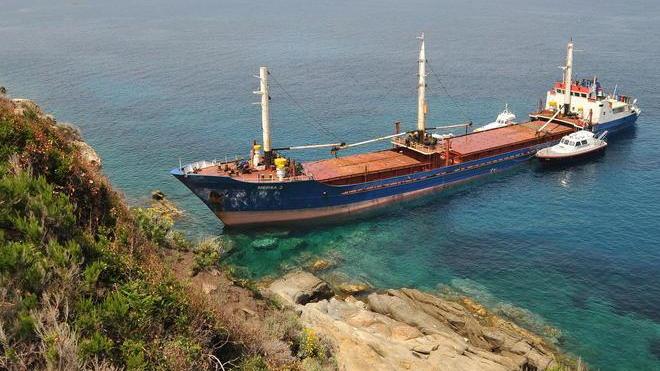Nave incagliata all’Elba, indagati comandante ed equipaggio