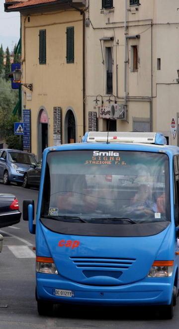 I bus dei pendolari per Firenze in piazza Puccini 