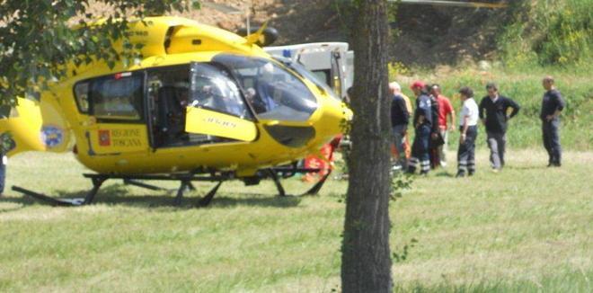Chiama i soccorritori anche se bloccato sotto il suo trattore 