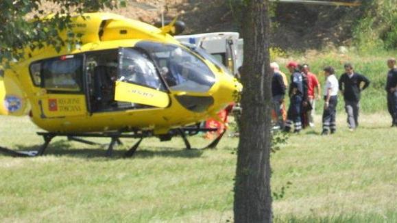 Chiama i soccorritori anche se bloccato sotto il suo trattore