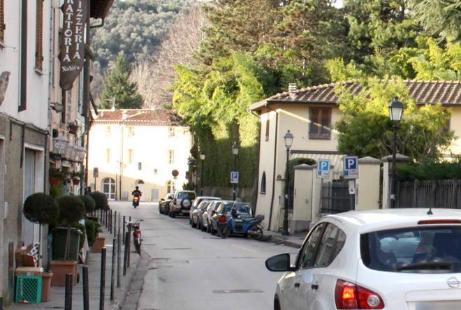Ladri in una casa in pieno giorno: i vicini li cacciano