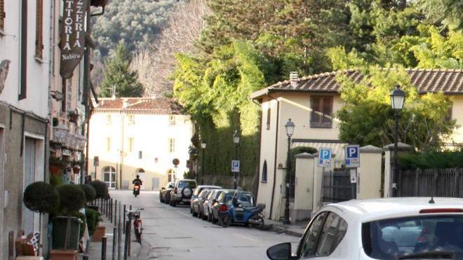 Ladri in una casa in pieno giorno: i vicini li cacciano