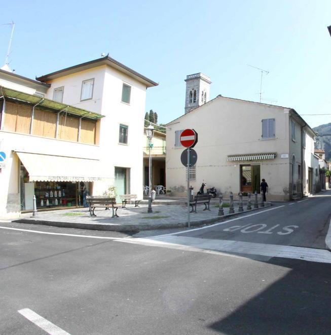 Accoltella il patrigno dopo una lite in casa e poi scappa via