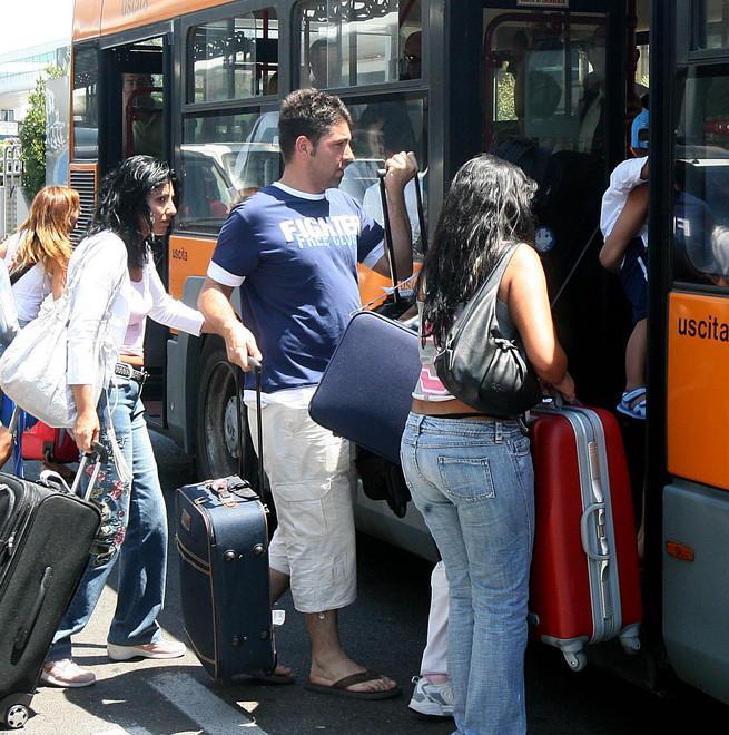 Un bus per portare i turisti in città 