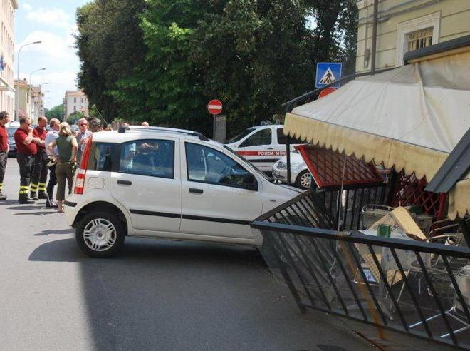 Con l’auto sul gazebo del bar per una mancata precedenza 
