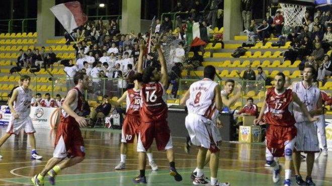 Basket, una sfida fra attacchi mitraglia