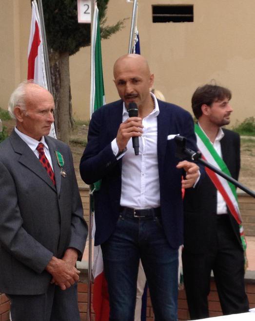 Spalletti premia i ragazzi con la costituzione 