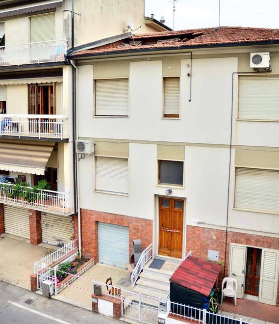 Crolla il tetto di casa evacuate 2 famiglie Il sisma non c’entra