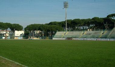 Stadio, scontro sul campo: giovane atleta perde i sensi 