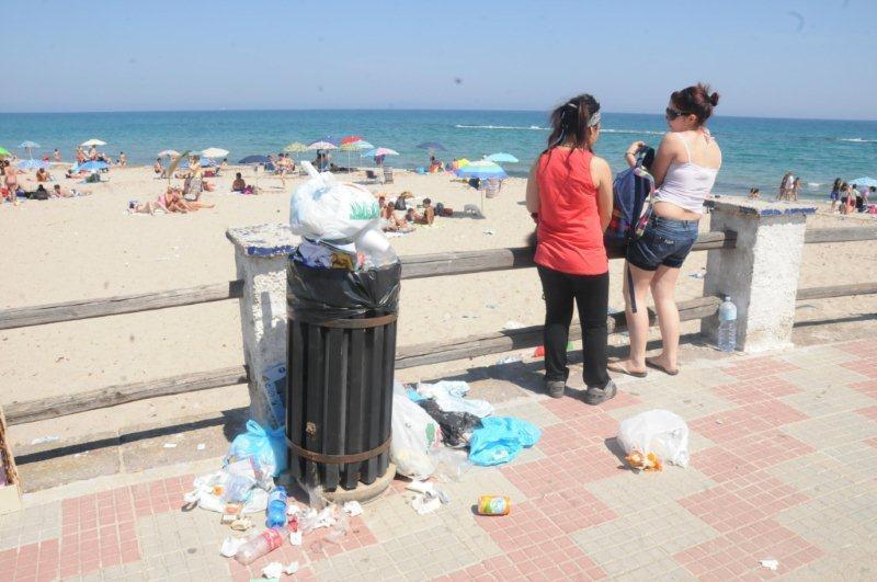 A Platamona nuotando in un mare di rifiuti 