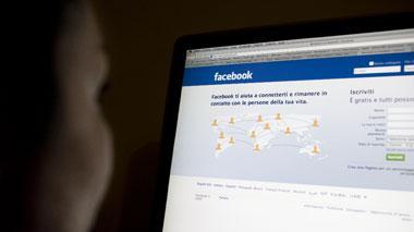 Aggancia due minorenni su Facebook, arrestato un livornese
