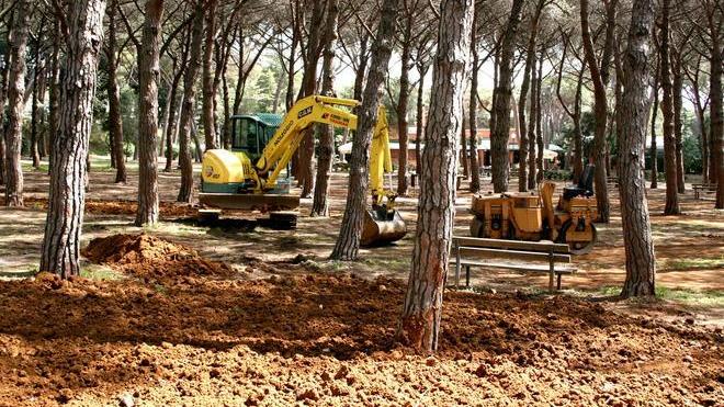 La pineta di Castiglioncello è un cantiere aperto. Tanti lavori in corso, disagi per i turisti