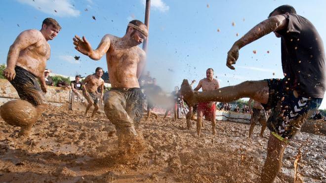 Calciatori a piedi nudi nel fango