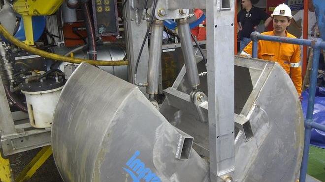 Arriva il robot, si recuperano i fusti