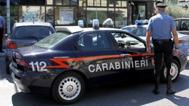Rapinano la banca armati di coltello 