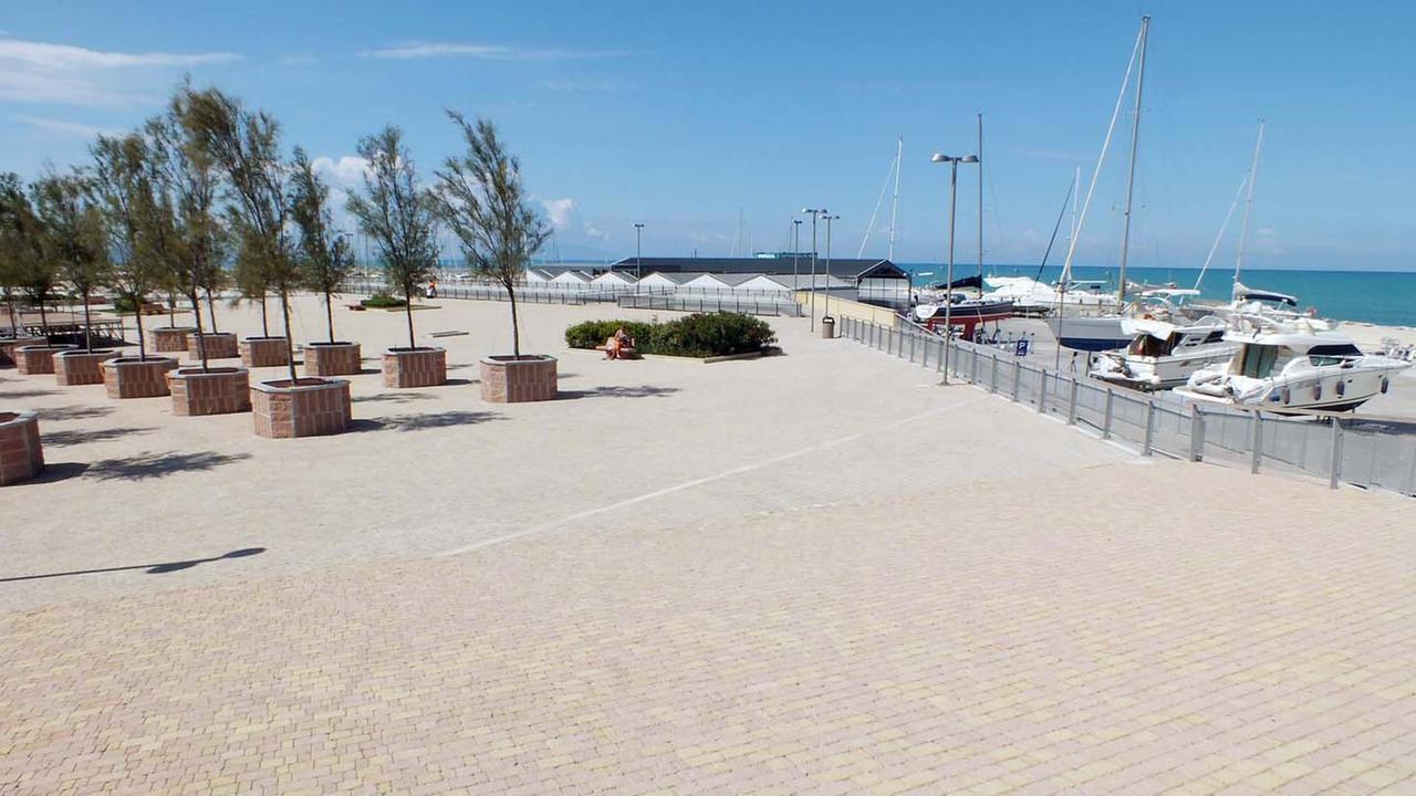 La zona blu è sporca con centinaia di turisti a passeggio