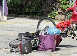 Scontro frontale bici scooter, anziano vola dalla sella e cade violentemente 