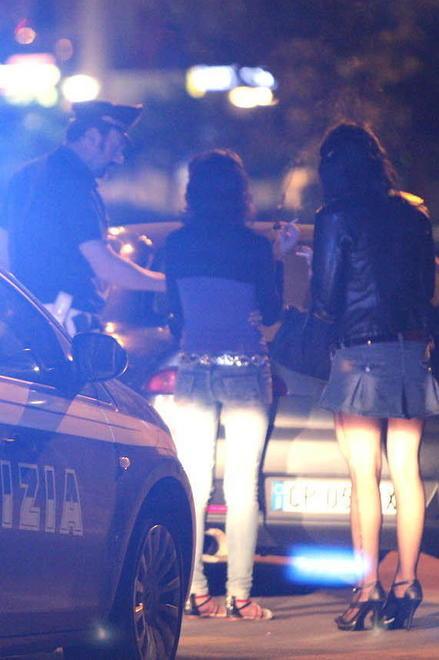 Notte di controlli, raffica di multe per clienti e lucciole 