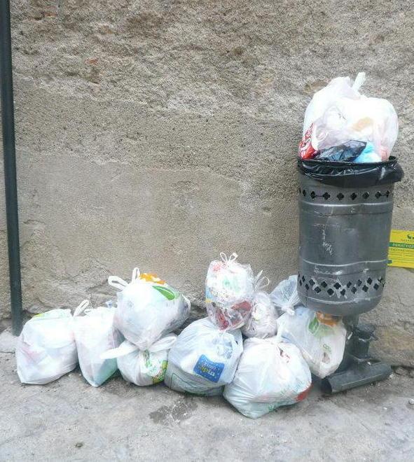 Multe contro i rifiuti e vigili in notturna 
