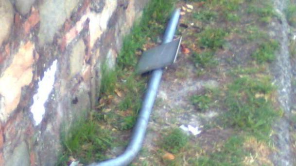 Divelto dai vandali il segnale con gli orari dei mezzi Clap