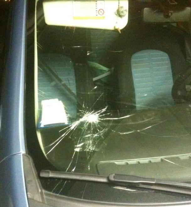 Paura per un sasso scagliato su un’auto 