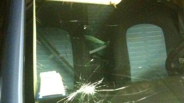 Paura per un sasso scagliato su un’auto
