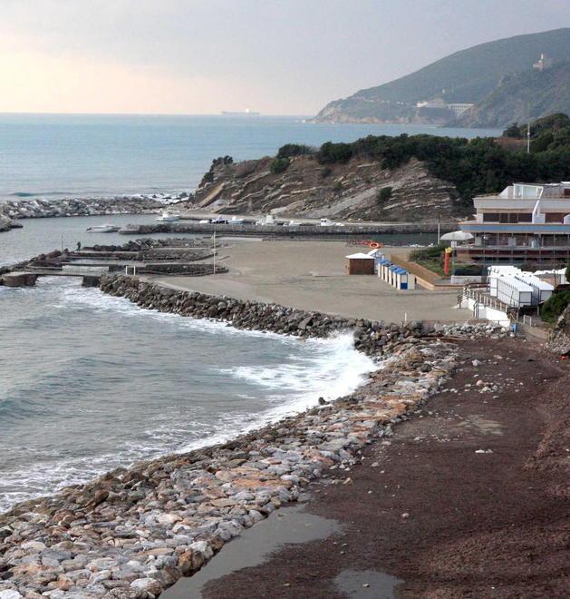 I detriti del Chioma sulle spiagge di Quercianella 