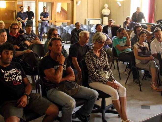Esplode la rabbia dei balneari accuse e insulti alla Provincia 