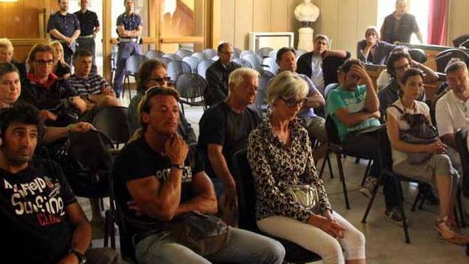 Esplode la rabbia dei balneari accuse e insulti alla Provincia