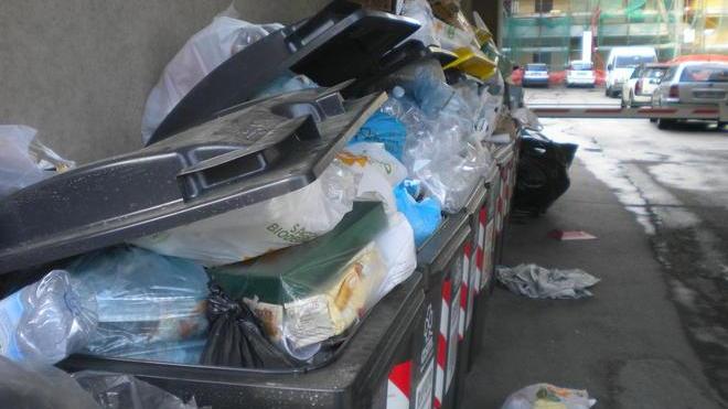 I condomini: «Rifiuti in strada se Asm non li raccoglie»