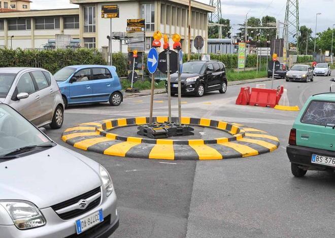 La rotatoria è alla francese, i Tir possono salirci sopra