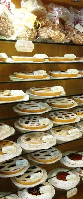 Un arsenale di pasticceria e di vini 