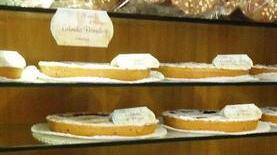 Un arsenale di pasticceria e di vini