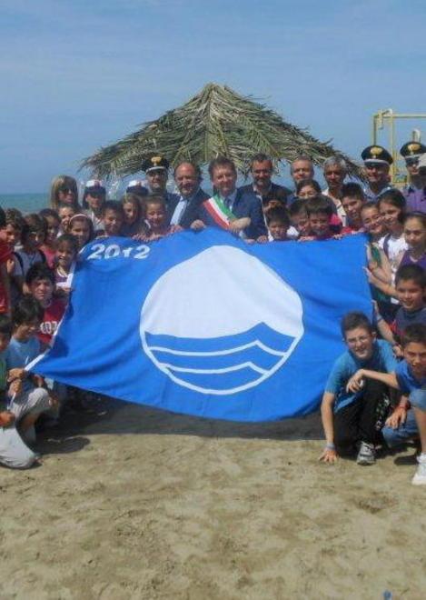 La Bandiera Blu sventola sul mare 