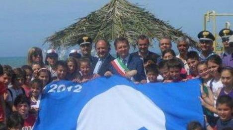 La Bandiera Blu sventola sul mare