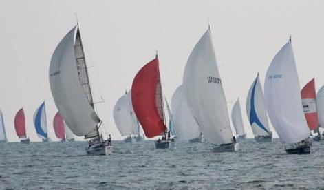  151 Miglia-show Oltre 100 velisti 