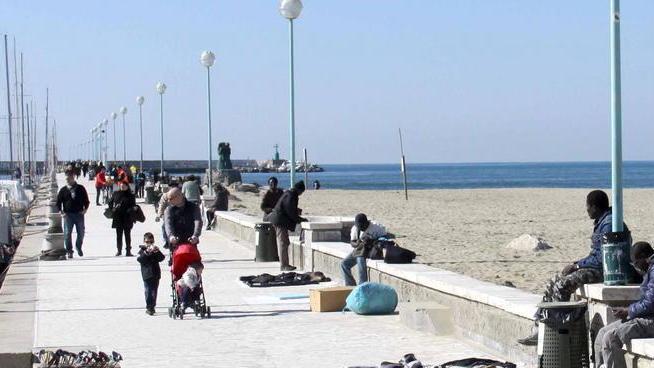 Trova e restituisce portafogli con 3mila euro