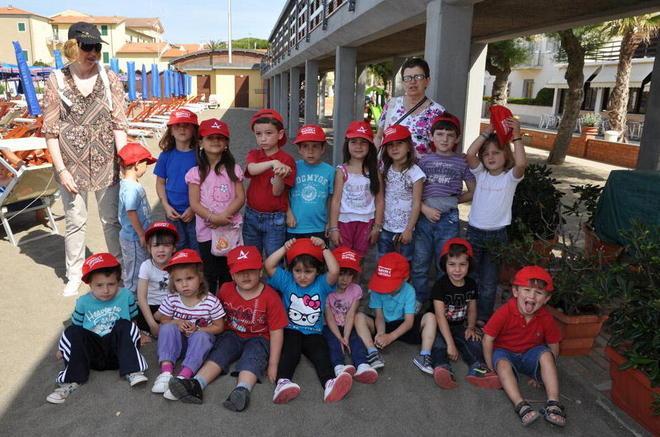 Giocare alla sicurezza in spiaggia: lezione per 150 piccoli alunni 