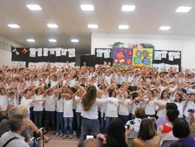 L’arrivo delle vacanze si celebra cantando