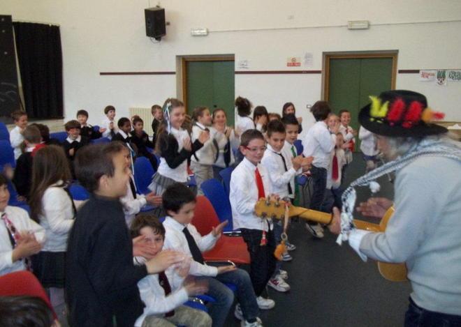 Bugelli canta in dialetto con gli studenti
