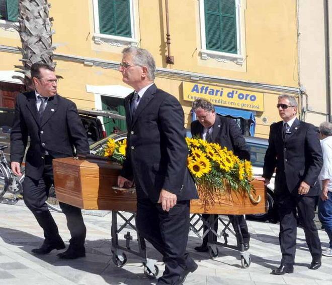 Girasoli e tante lacrime per l’ultimo saluto a Tiziana