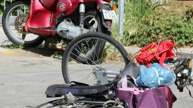 In bicicletta contro scooter Anziano ferito