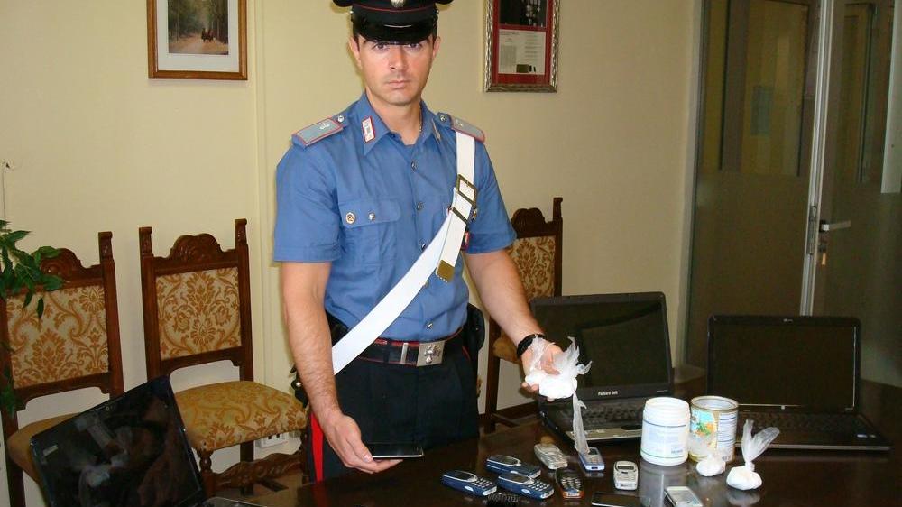 Il pusher inseguito getta la droga dalla finestra