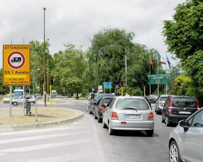 Via i semafori dall’Aurelia, al loro posto rotatorie 