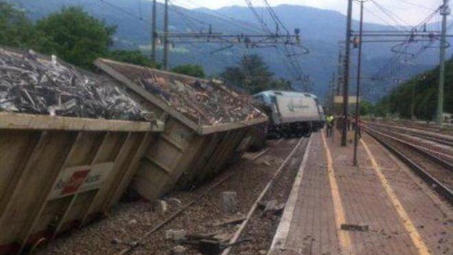 Treno merci finisce sulla banchina