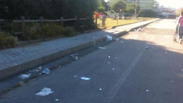 Mercatino a Pratoranieri «Via i banchi, resta lo sporco»